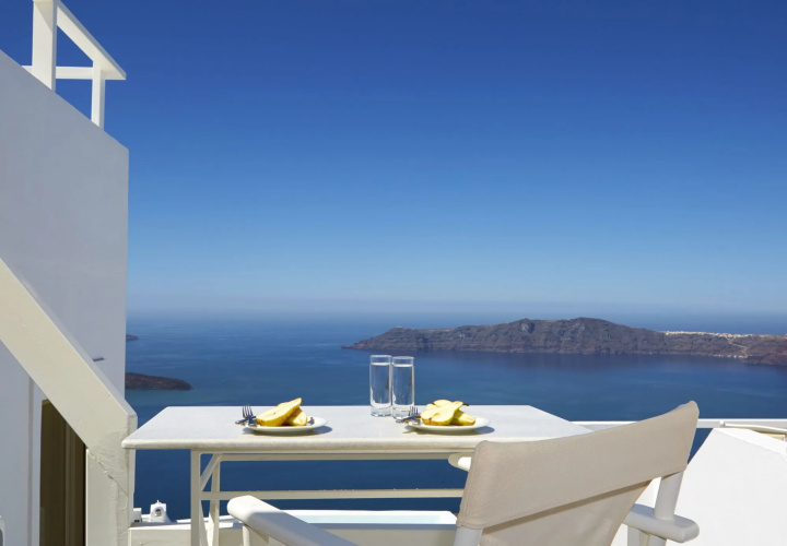 WhiteDeck Hotel