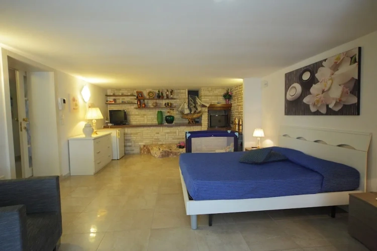 5 Bedrooms Villa