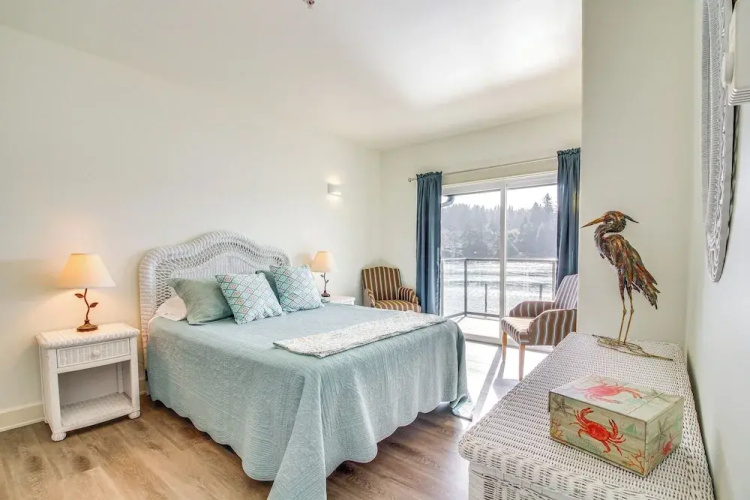 Riverfront Apt in Old Town Florence!