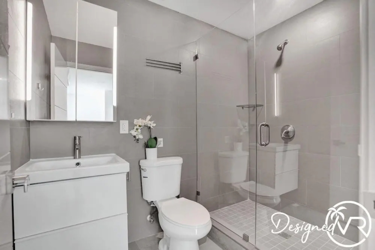 3-storey Home with Beautiful Lake View