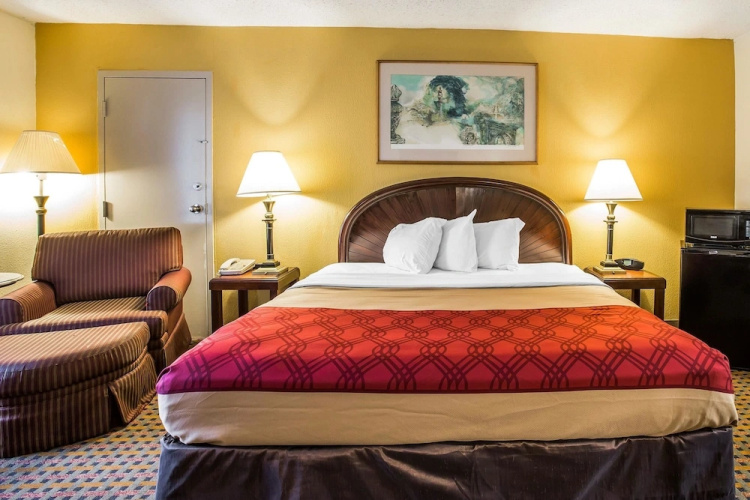 Econo Lodge Inn & Suites
