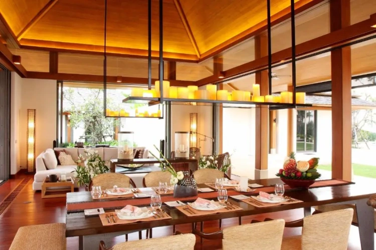 6 Bedrooms Villa