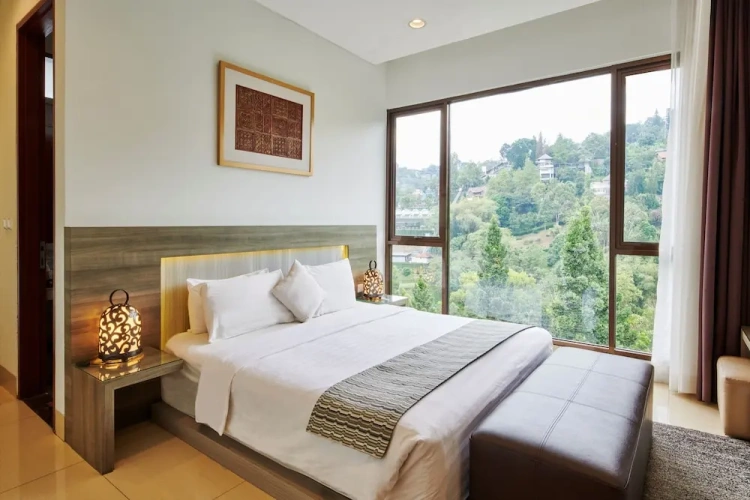 6 Bedrooms Villa