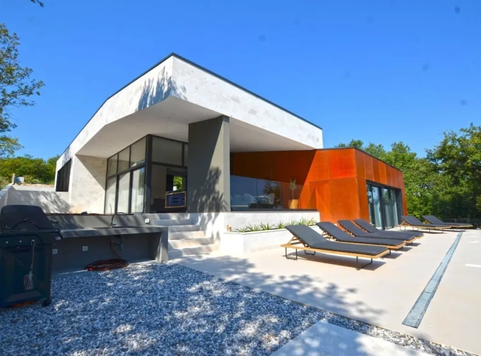 4 Bedrooms Villa