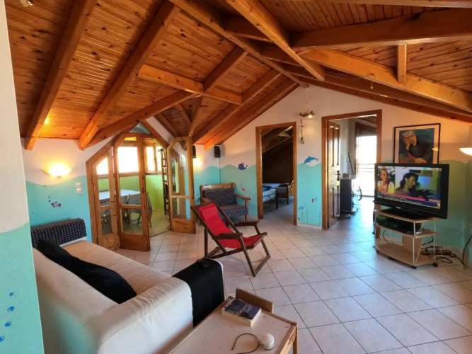Loft apartment 20m from sea