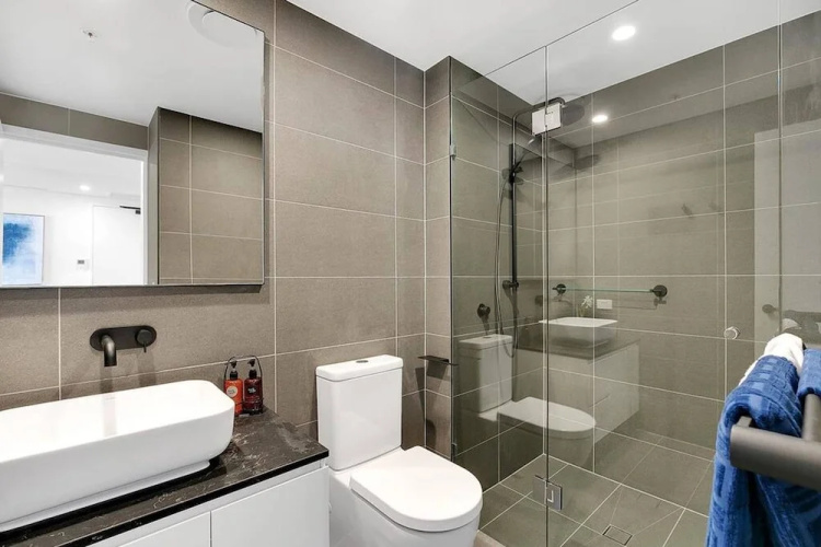 2BR Utopia Fortitude Valley Pool Rooftop King bed