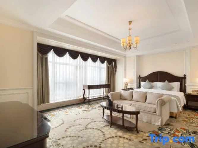 Suite with lake view