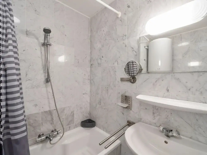One-bedroom Flat With sea Views and Parking