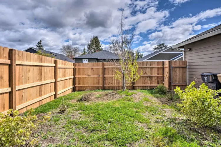 Grants Pass Home: 1 Mi to Downtown & Rogue River!