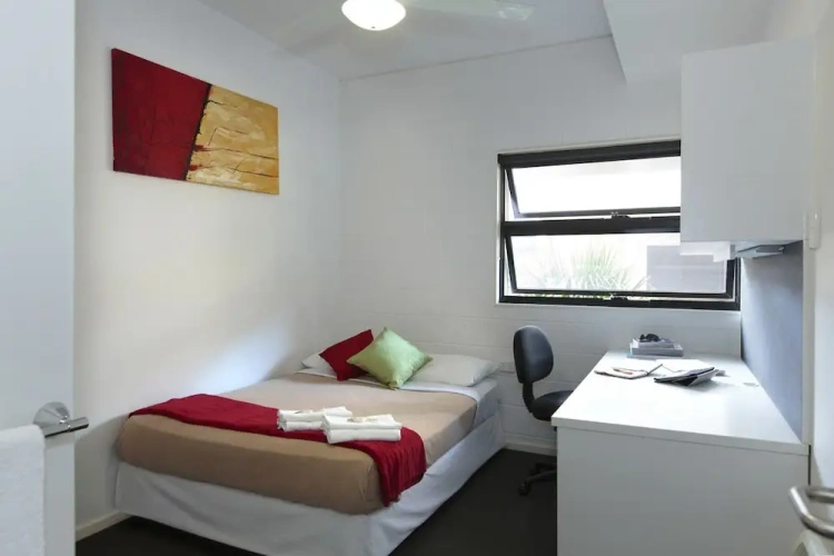 4 Bedrooms Apartment