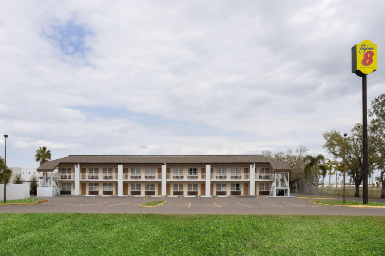 Super 8 by Wyndham Ellenton Bradenton Area