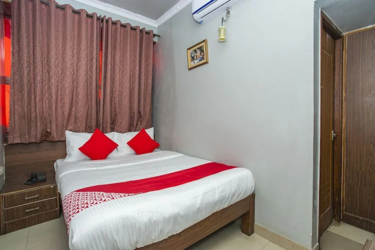 OYO Flagship 18338 White Fort