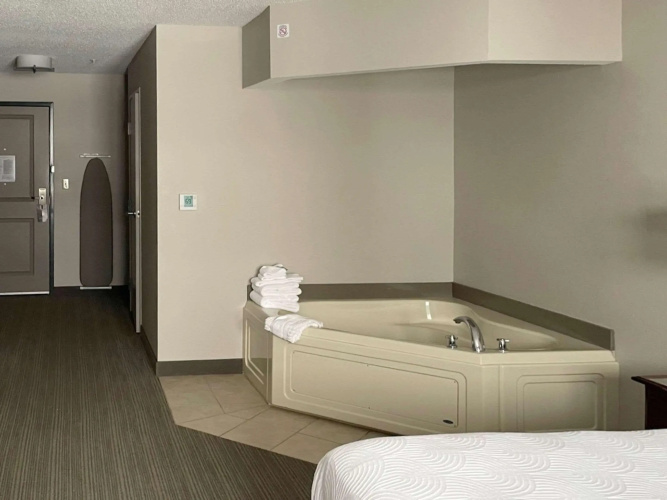 Country Inn & Suites by Radisson, Houghton, MI