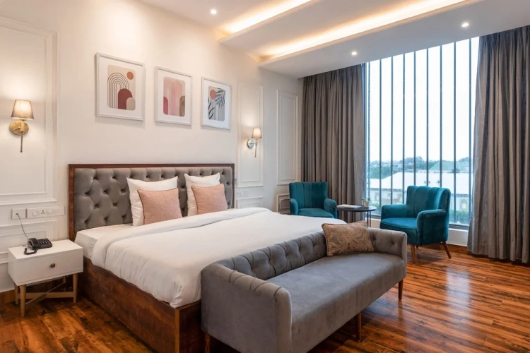 Premium Triple room with city view