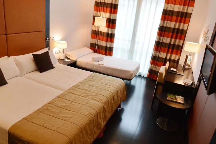 Standard Triple room