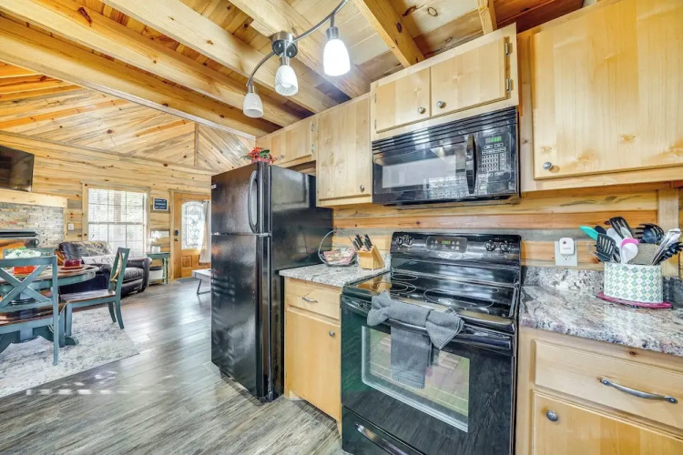 Hot Tub & Fire Pit: Cozy Cabin in Broken Bow!