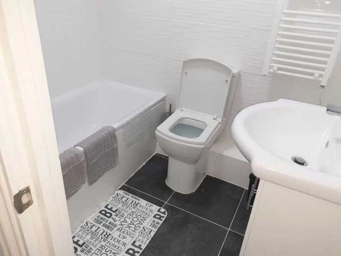 1 Bed Flat in Pedestrianized High Street