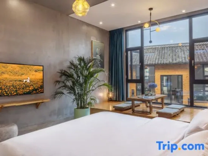 Luxury Family Suite with land view
