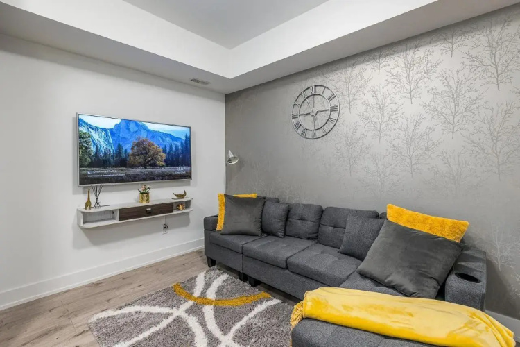 Exquisite 2 Bedroom Apt, mins to the falls.