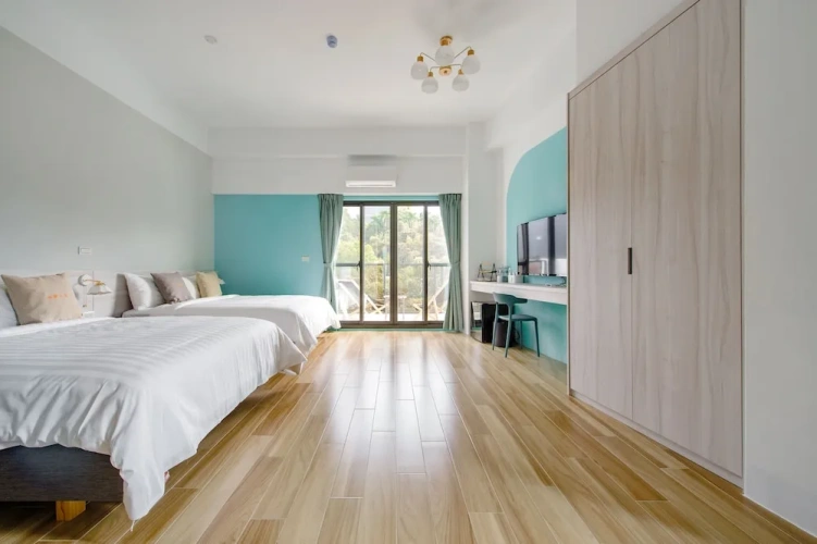 Standard Quadruple Family room with balcony and with lake view