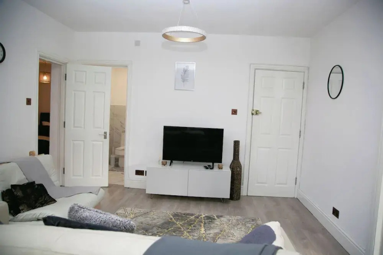 2 Bed Flat - Sleeps 3 - Wifi - Parking