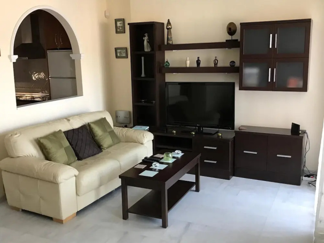 Modern 2 Bedroom Holiday Home