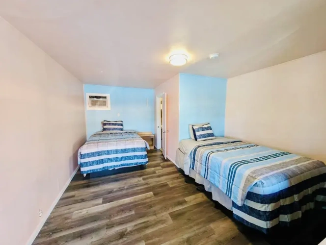 Deluxe Quadruple Basement room