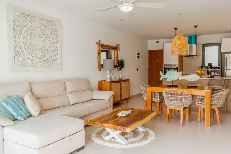 2 bed Condo With Private Picuzzi Steps From the Beach
