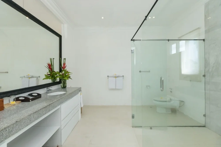 3 Bedrooms Luxury Villa with land view
