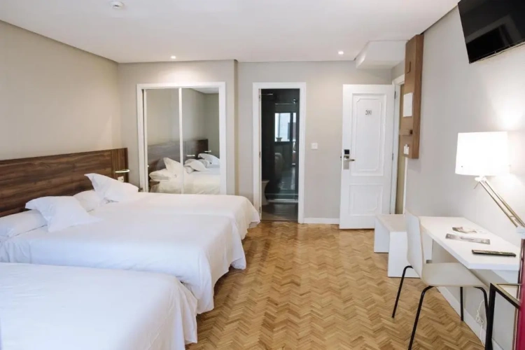 Standard Triple room