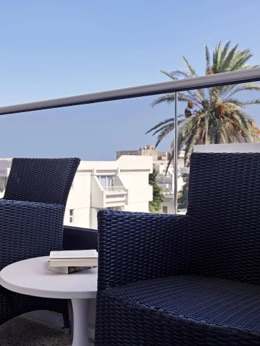 Standard Twin Club room with balcony