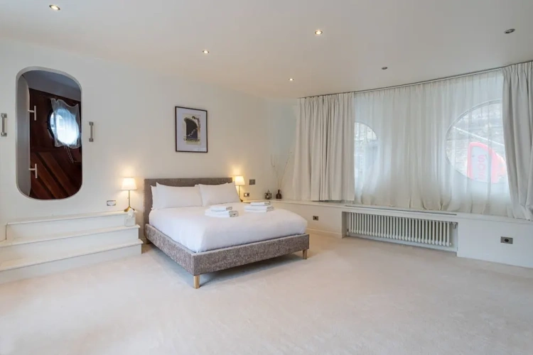 5 Bedrooms Cottage
