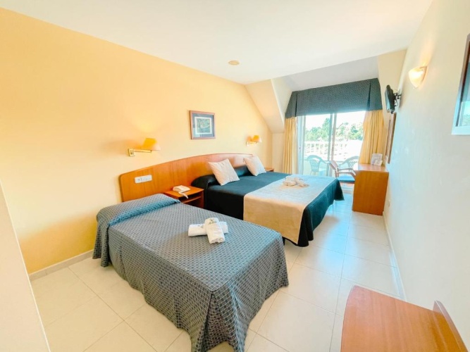 Standard Triple room with sea view
