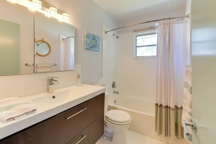 Sunny Sarasota Home w/ Pool Near Siesta Key Beach!