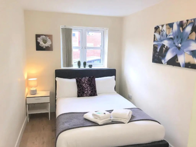 2 bedroom Large Town Centre Apartment FREE Parking