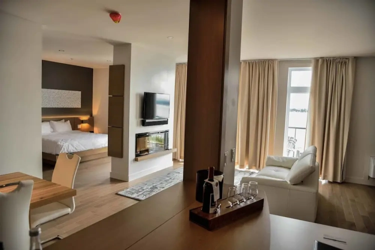Executive Double Suite with balcony and with lake view