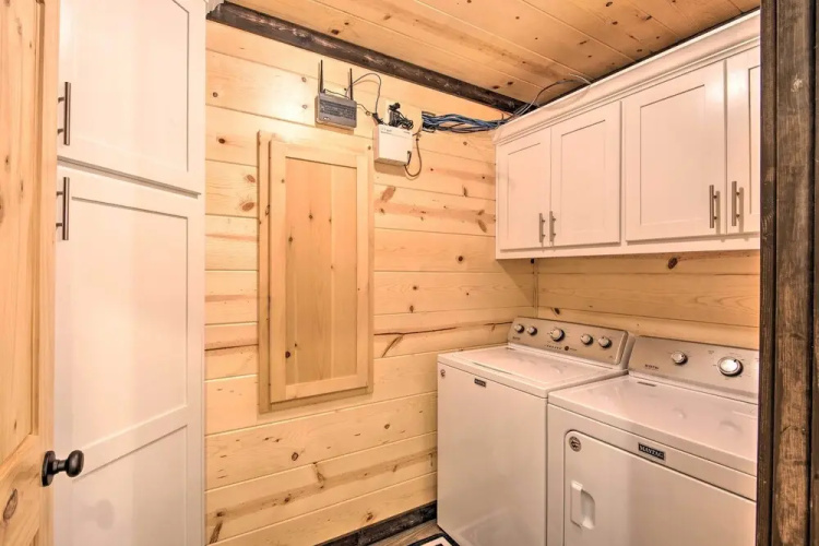 Large Upscale Cabin: Hot Tub, Fire Pit, Pool Table