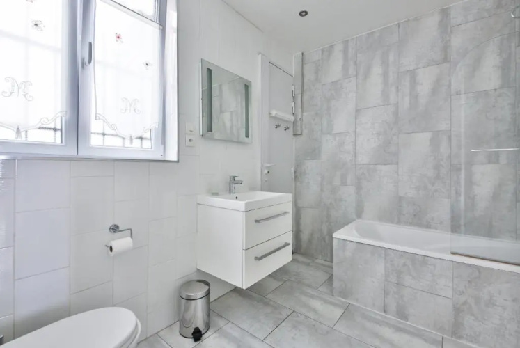Two-Bedroom Apartment Champs-Elysées