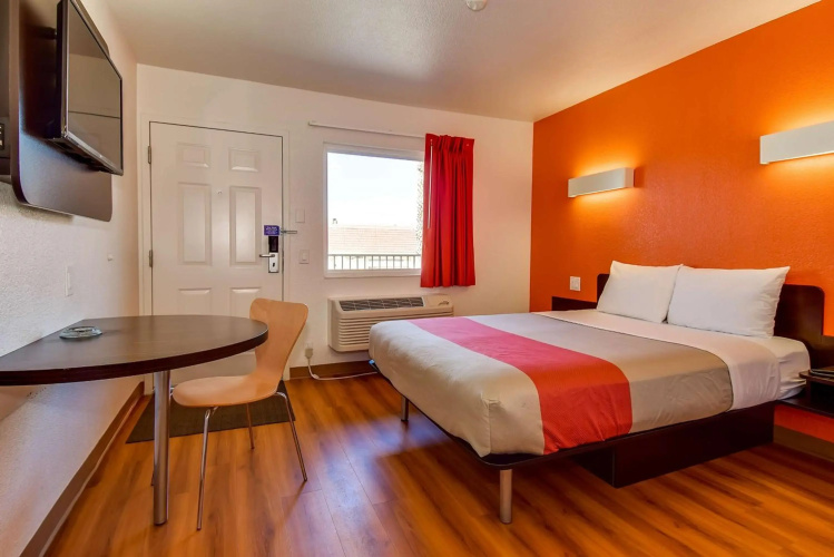 Motel 6 Riverside, CA - South