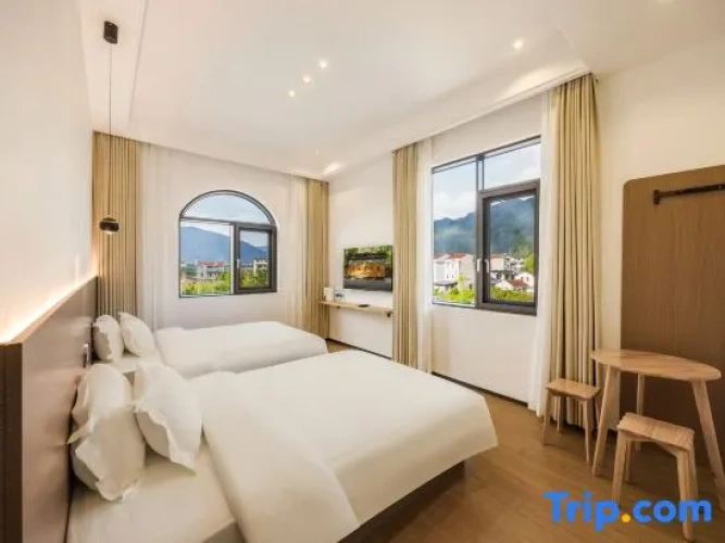 Standard Twin room with mountain view