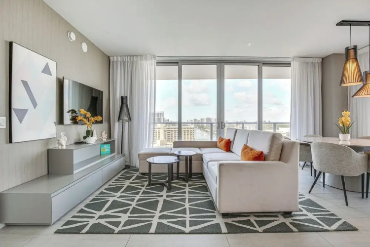 Walk to Hollywood Beach: Upscale 16th-floor Condo