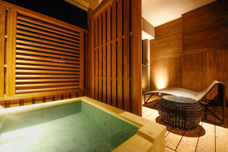 Standard Twin Club room with balcony