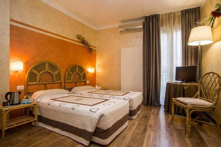 Standard Triple room