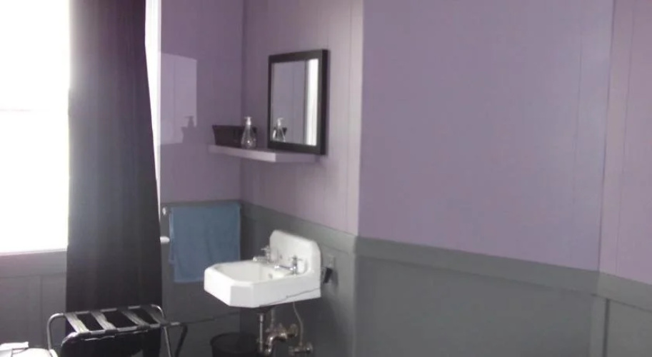 Quinsam Hotel