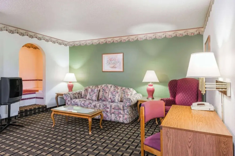 Super 8 Motel - Coshocton/Roscoe Village Area