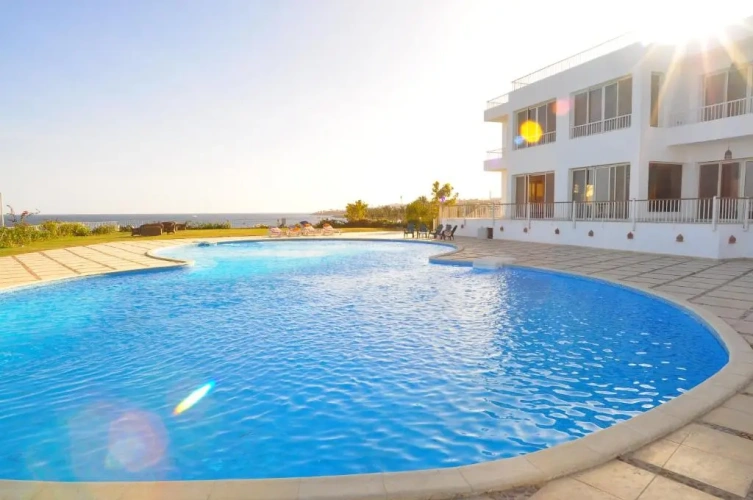 4 Bedrooms Villa