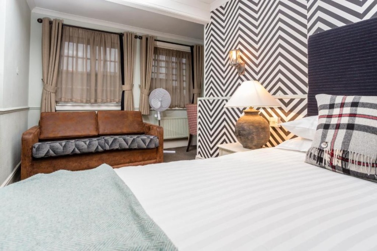 Standard Triple room