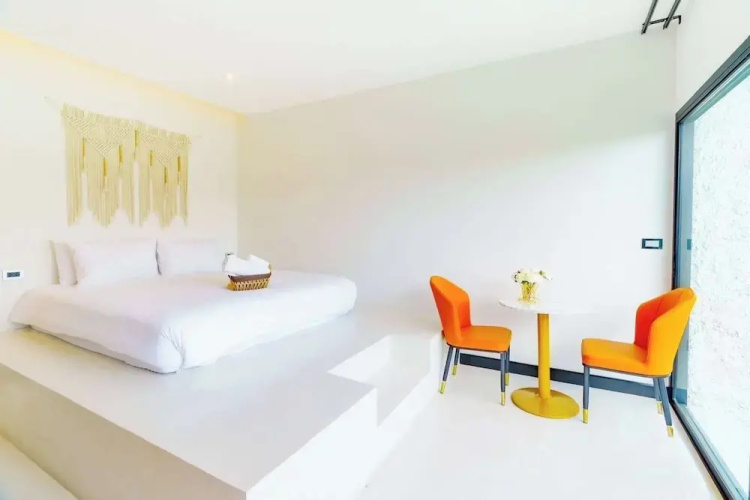 R Resident Resort