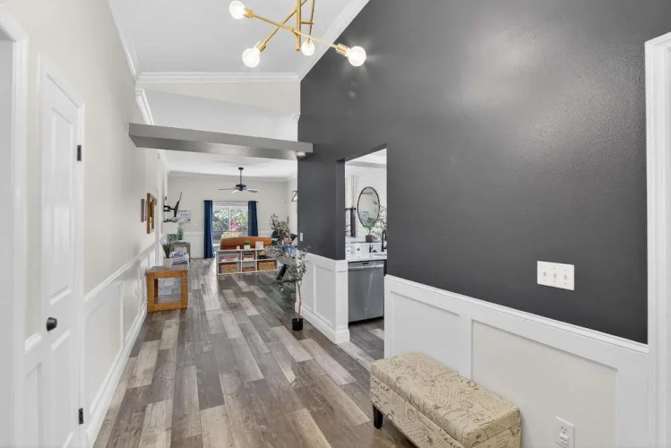 Lakefront 4-bedroom Home With Pool