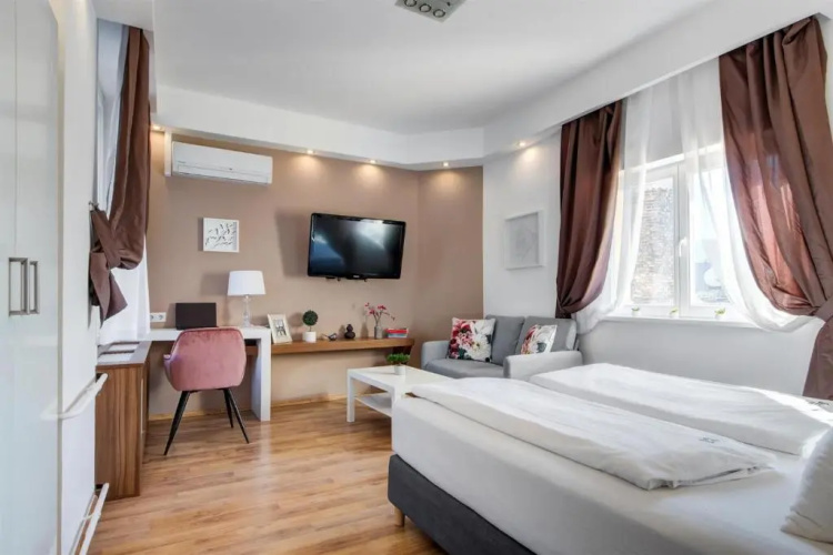 d.Five Premium Studio Szervita Square